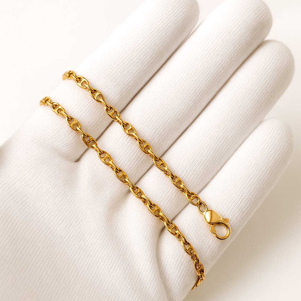 Detail of 14K Yellow Gold Mariner Chain with gloves