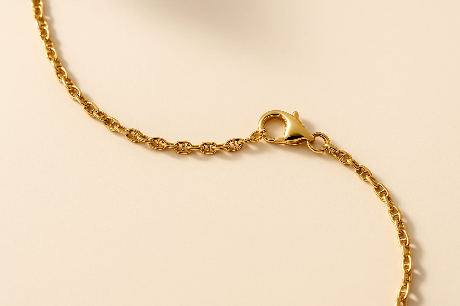 Luxury display of 14K Yellow Gold Mariner Chain
