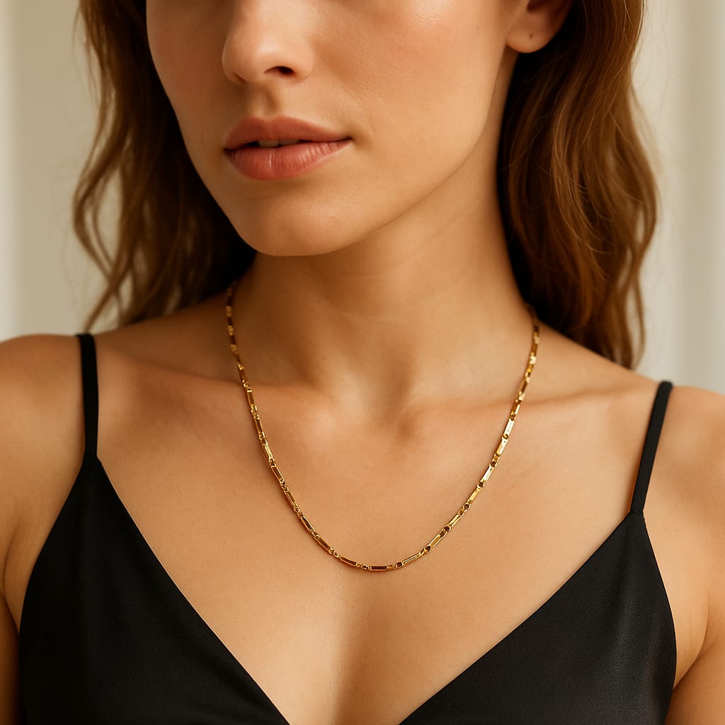 Model wearing the 18K gold mirrored bar-link chain
