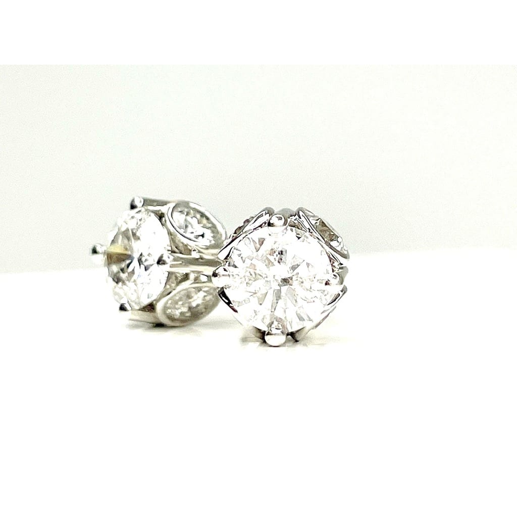 Side view showing prong and bezel setting