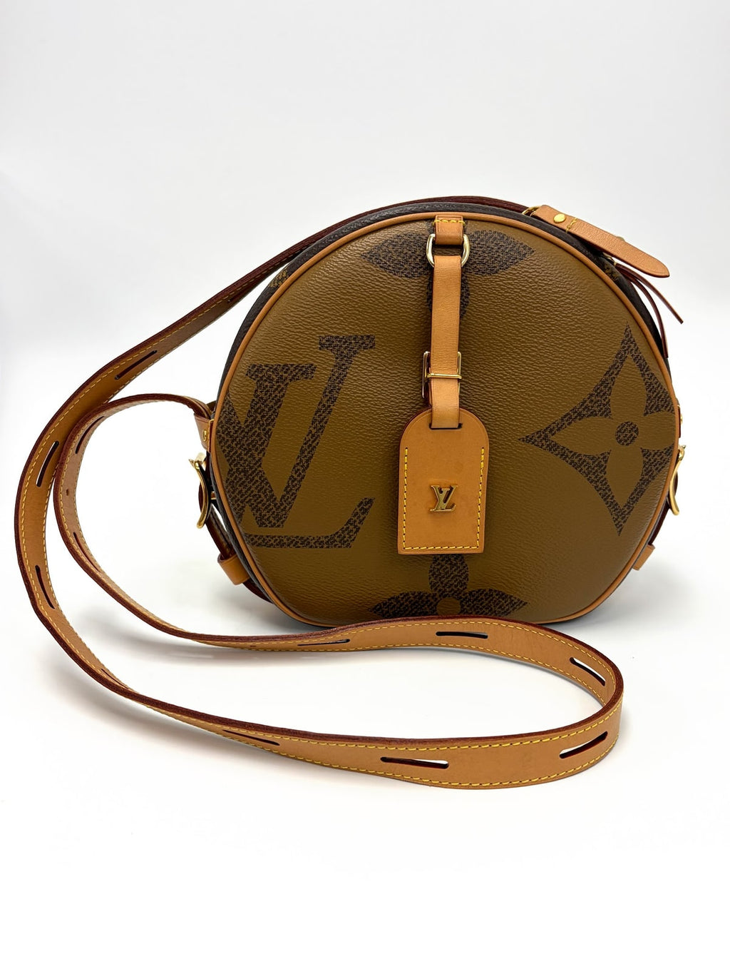 Louis Vuitton Monogram Giant Bôite Chapeau MM front view