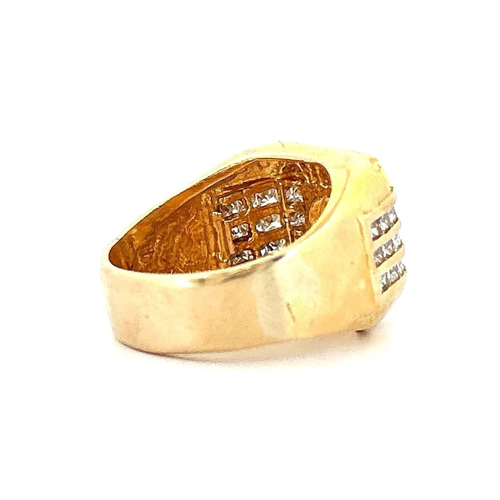 Round diamond detail on men's ring