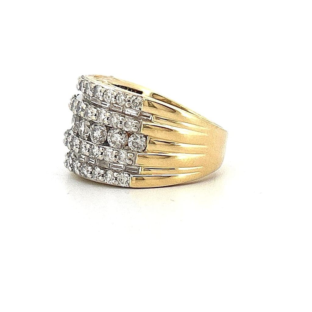 Diamond ring SI2 to I1 clarity close-up
