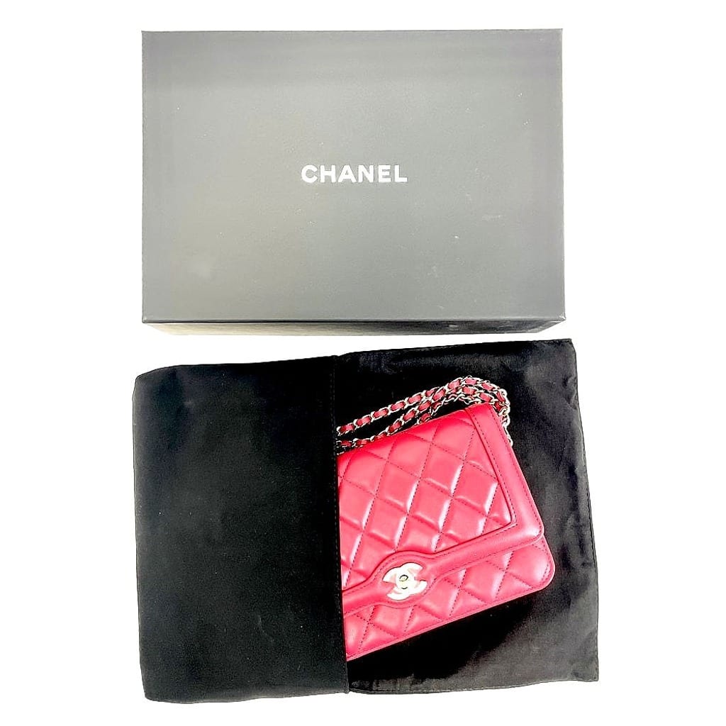 Chanel Wallet on Chain strap detail