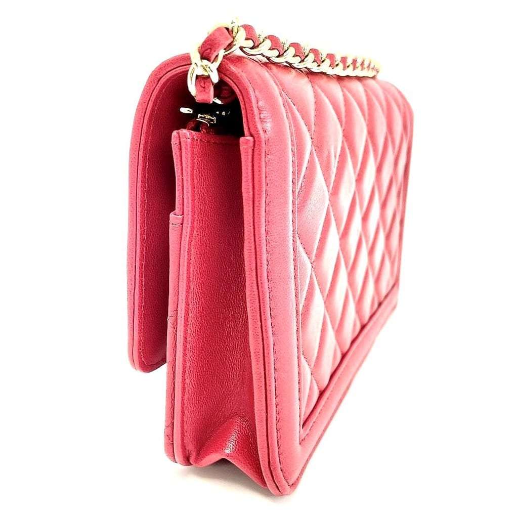 Chanel Wallet on Chain front closure detail