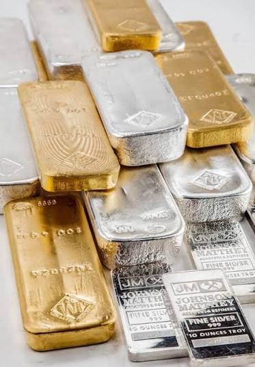 Gold and silver jewelry at DCL Jewelry & Loan, San Diego