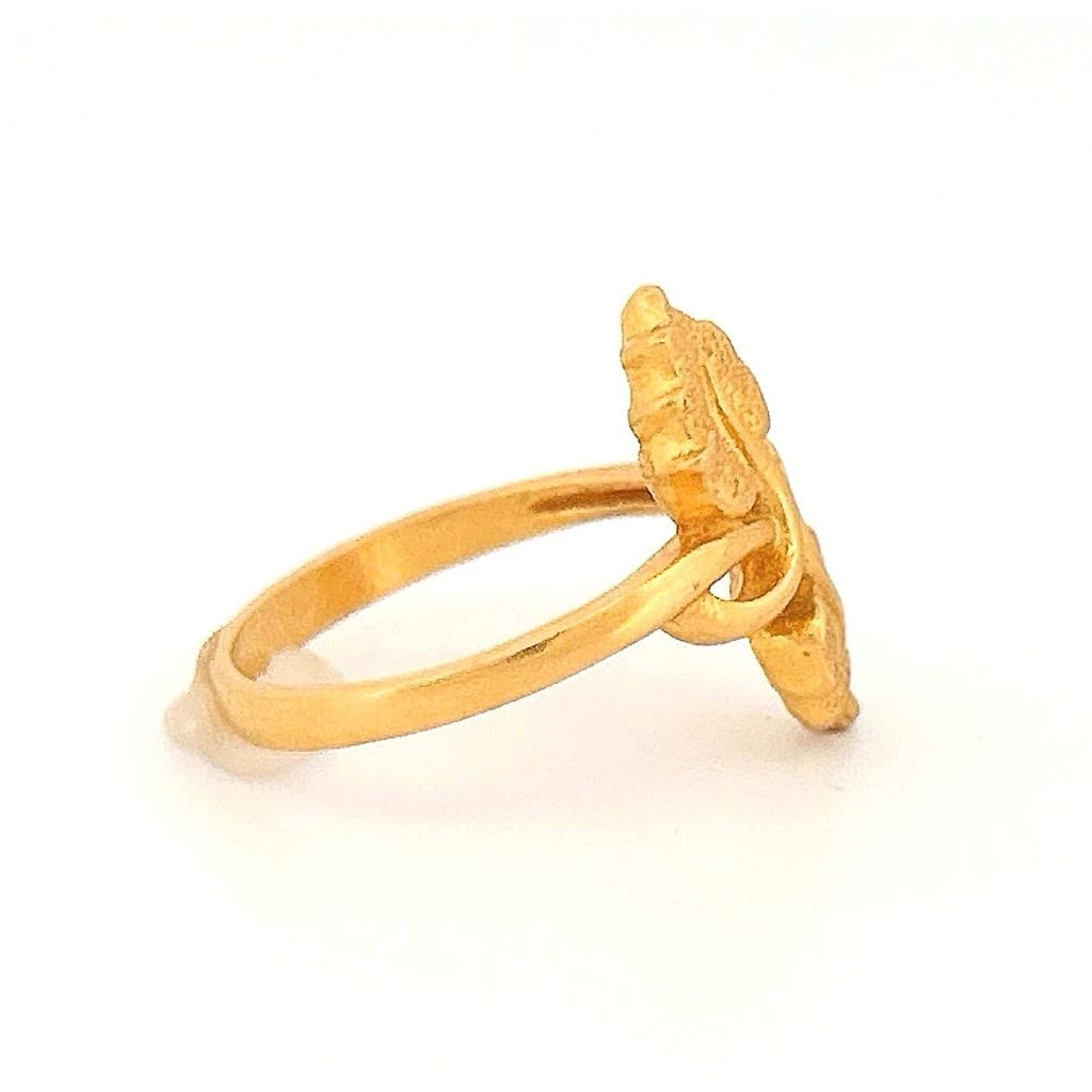 Close-up of the leaf design on the ring