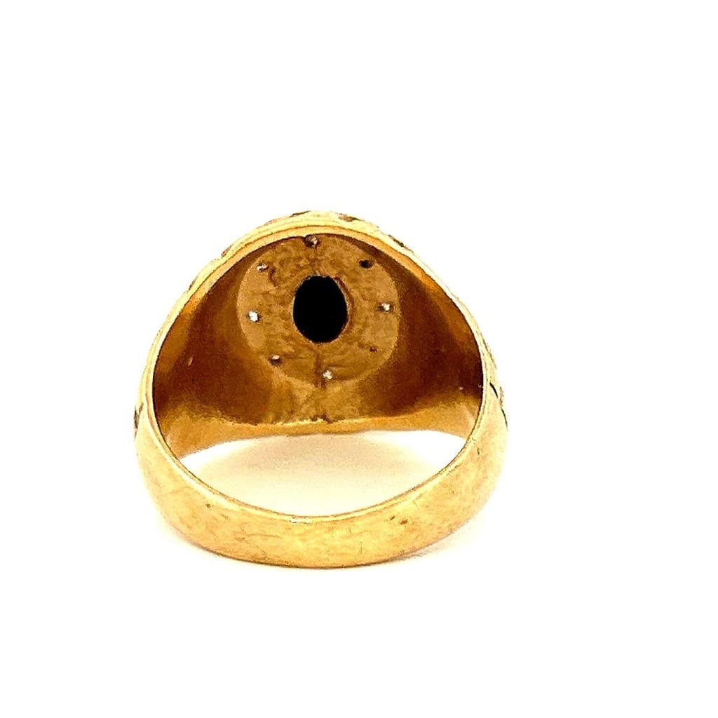 Elegant men's fashion ring in yellow gold