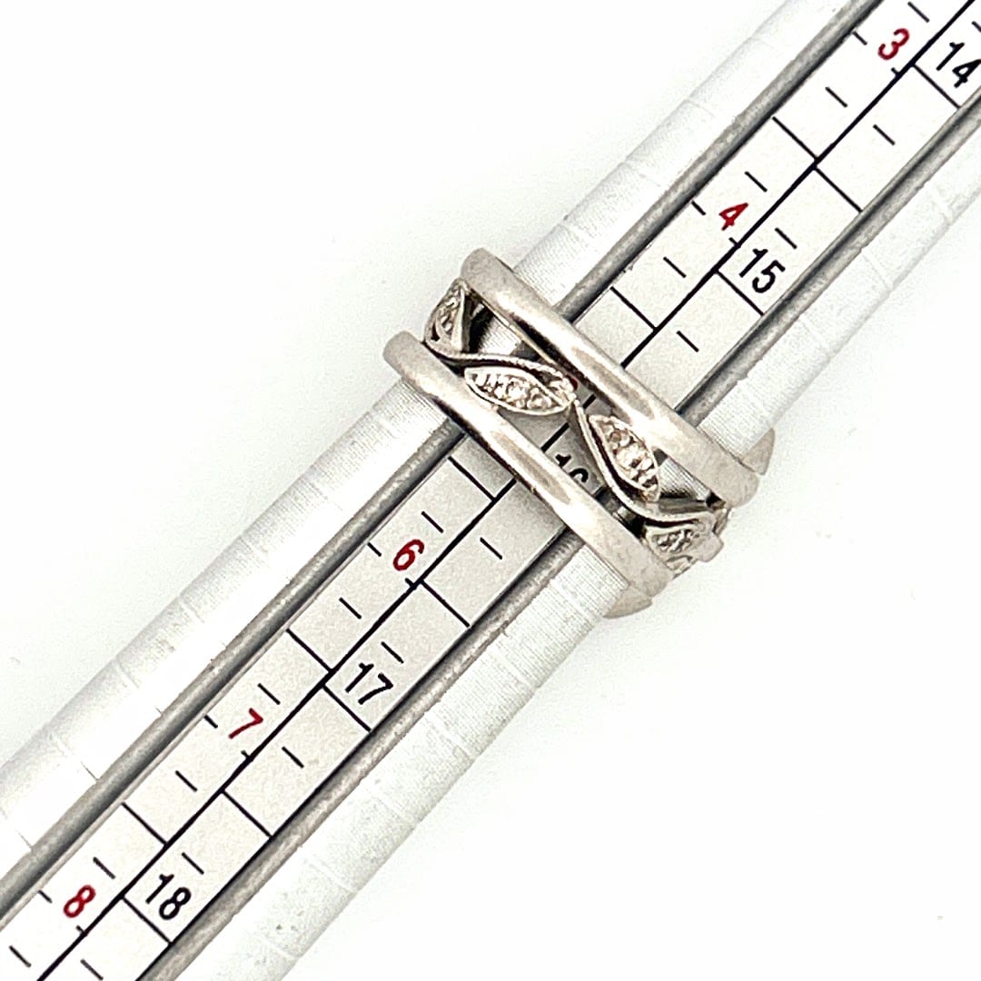 Elegant display of the platinum diamond ring